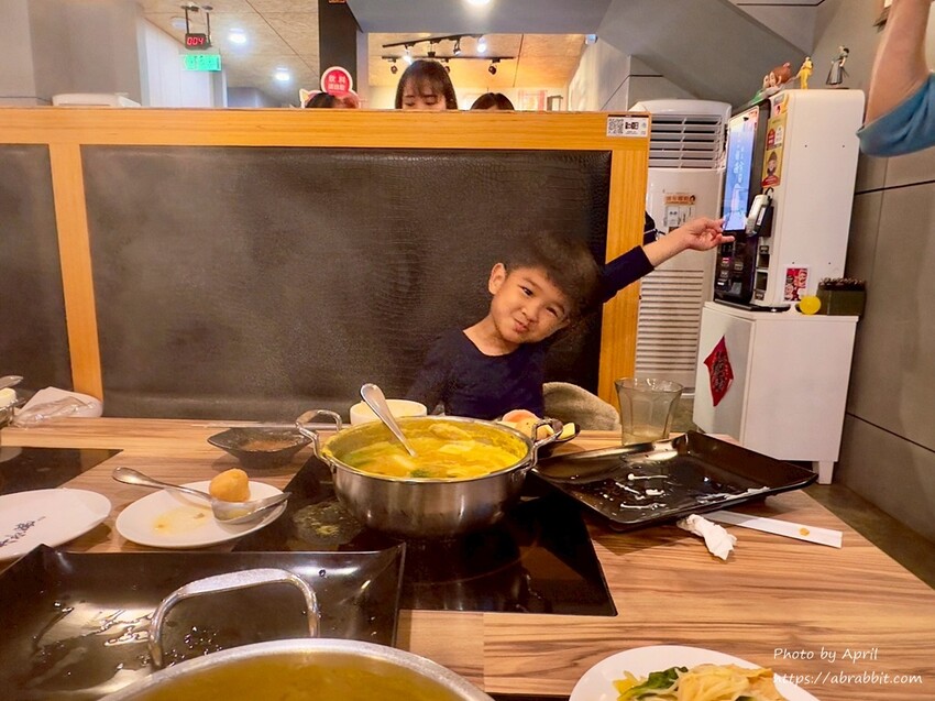 台中親子餐廳推薦!丹水滾鍋物總店親子友善,有遊戲區的吃到飽火鍋店。