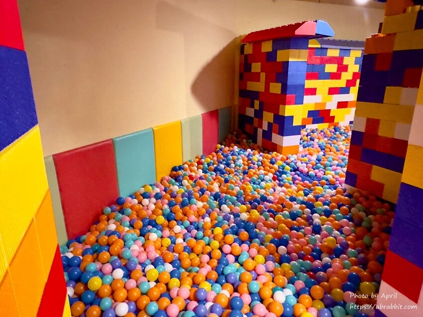 台中親子餐廳推薦!丹水滾鍋物總店親子友善,有遊戲區的吃到飽火鍋店。