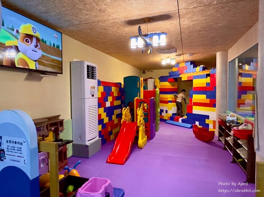 台中親子餐廳推薦!丹水滾鍋物總店親子友善,有遊戲區的吃到飽火鍋店。