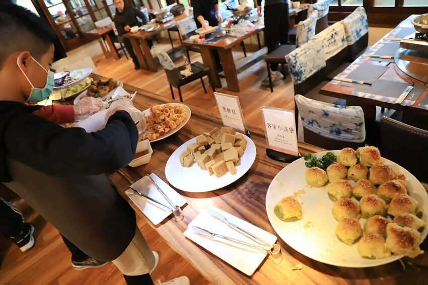 【苗栗三義】卓也小屋度假園區-蔬食餐廳夏日優惠.消費+googe好評就送天然染色霜淇淋喔!