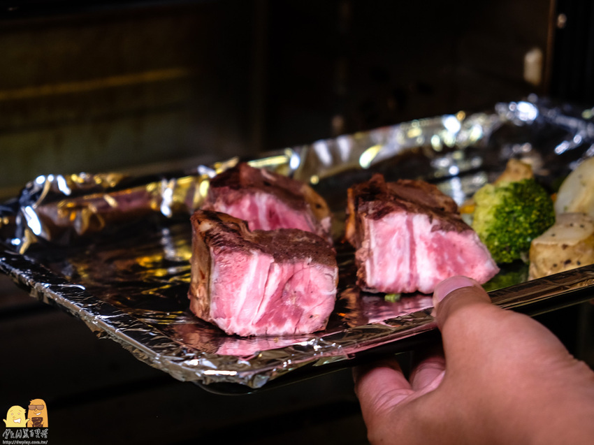 阿根廷烤牛肉推薦必買！直接加熱直接吃！燻香之祭帶骨柴燻牛小排，料理白癡也可5分鐘上桌 - D&W-黑白雙搭-國內美食旅遊|情侶約會景點|生活3C開箱