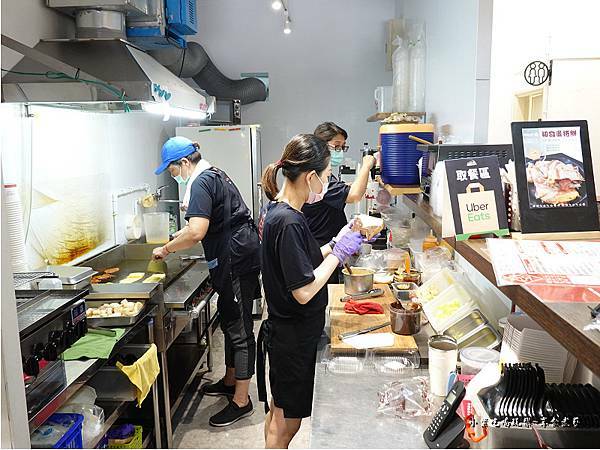 半開放式廚房-早點初發中和店.jpg