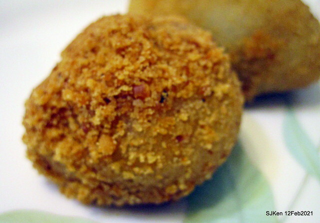 「桃園大溪蕭記客家麻糬」(Mochi, Taiwan traditional sweeten studio),  Taoyuang city, North Taiwan, Feb 12, 2021.