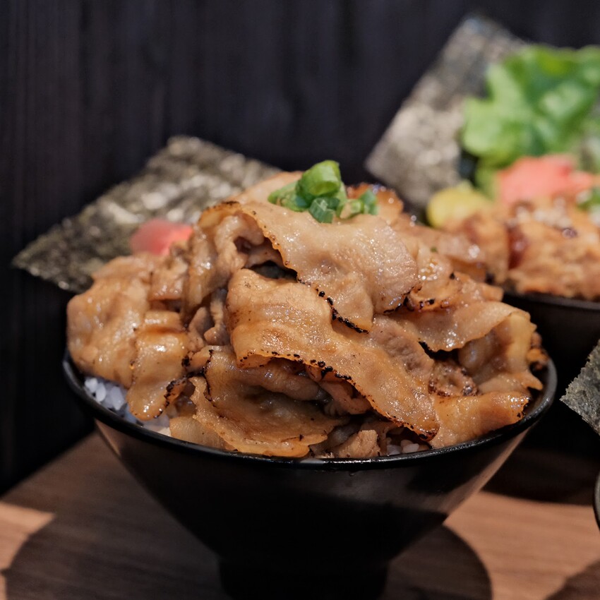 【三重美食推薦】牛丁次郎坊x深夜裡的和魂燒肉丼x三重支店～高CP值百元丼飯套餐、免費飲料、湯品、冰淇淋自助吧～三重平價丼飯必吃～