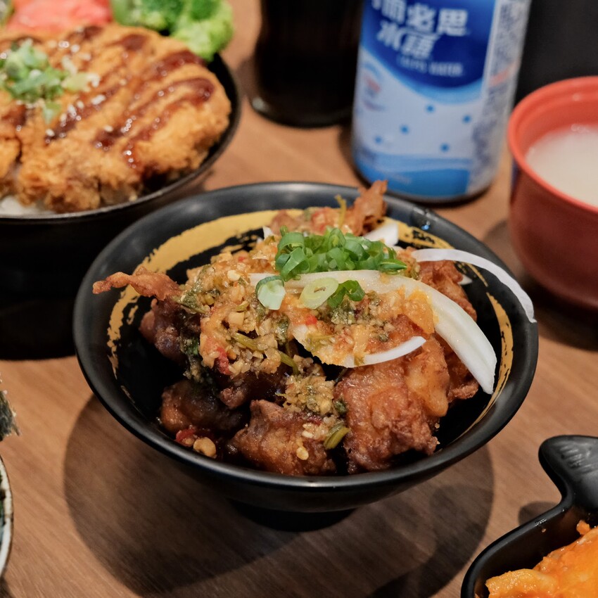 【三重美食推薦】牛丁次郎坊x深夜裡的和魂燒肉丼x三重支店～高CP值百元丼飯套餐、免費飲料、湯品、冰淇淋自助吧～三重平價丼飯必吃～