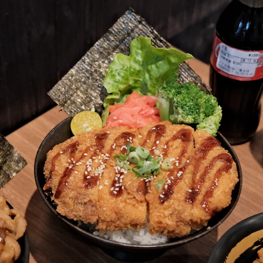 【三重美食推薦】牛丁次郎坊x深夜裡的和魂燒肉丼x三重支店～高CP值百元丼飯套餐、免費飲料、湯品、冰淇淋自助吧～三重平價丼飯必吃～