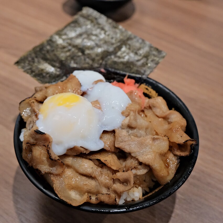 【三重美食推薦】牛丁次郎坊x深夜裡的和魂燒肉丼x三重支店～高CP值百元丼飯套餐、免費飲料、湯品、冰淇淋自助吧～三重平價丼飯必吃～