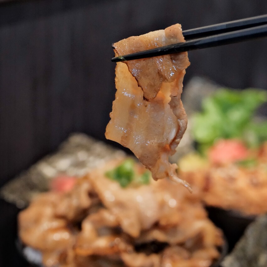 【三重美食推薦】牛丁次郎坊x深夜裡的和魂燒肉丼x三重支店～高CP值百元丼飯套餐、免費飲料、湯品、冰淇淋自助吧～三重平價丼飯必吃～