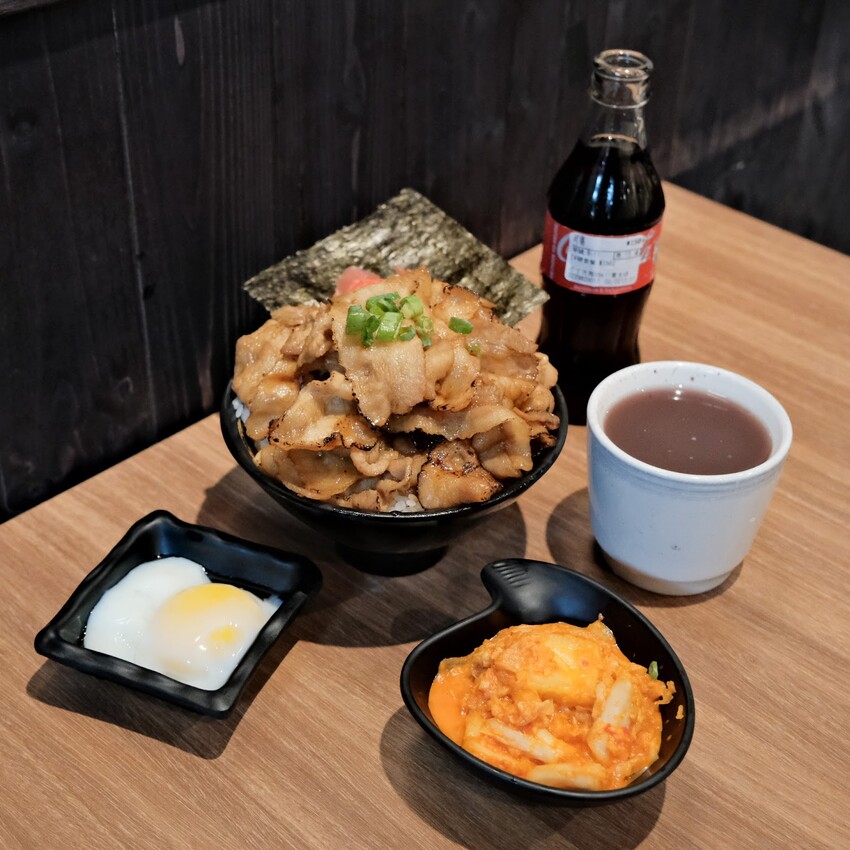 【三重美食推薦】牛丁次郎坊x深夜裡的和魂燒肉丼x三重支店～高CP值百元丼飯套餐、免費飲料、湯品、冰淇淋自助吧～三重平價丼飯必吃～