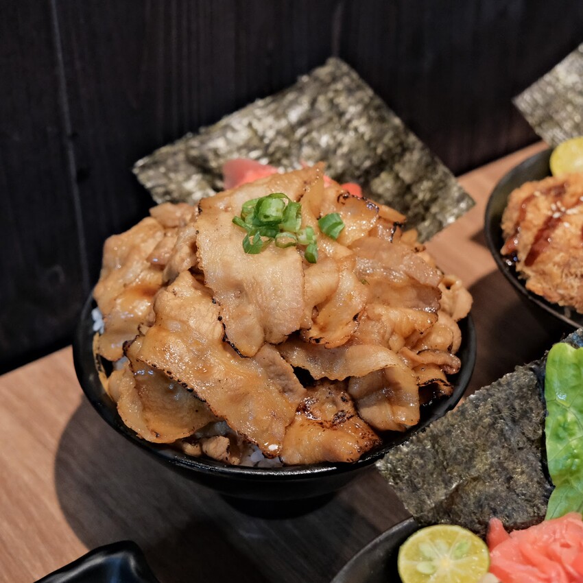 【三重美食推薦】牛丁次郎坊x深夜裡的和魂燒肉丼x三重支店～高CP值百元丼飯套餐、免費飲料、湯品、冰淇淋自助吧～三重平價丼飯必吃～