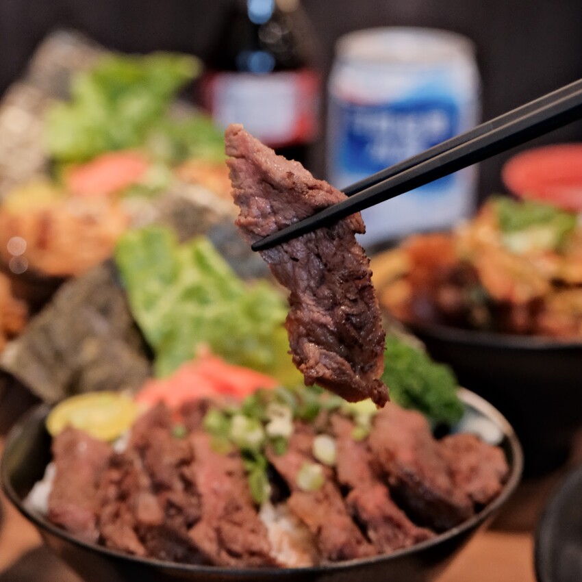 【三重美食推薦】牛丁次郎坊x深夜裡的和魂燒肉丼x三重支店～高CP值百元丼飯套餐、免費飲料、湯品、冰淇淋自助吧～三重平價丼飯必吃～