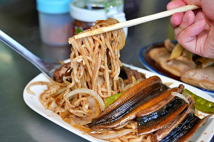 【台南】西區｜進福炒鱔魚專家，鑊氣超足大火炒鱔魚、超厚炒腰花，台南鱔魚意麵推薦