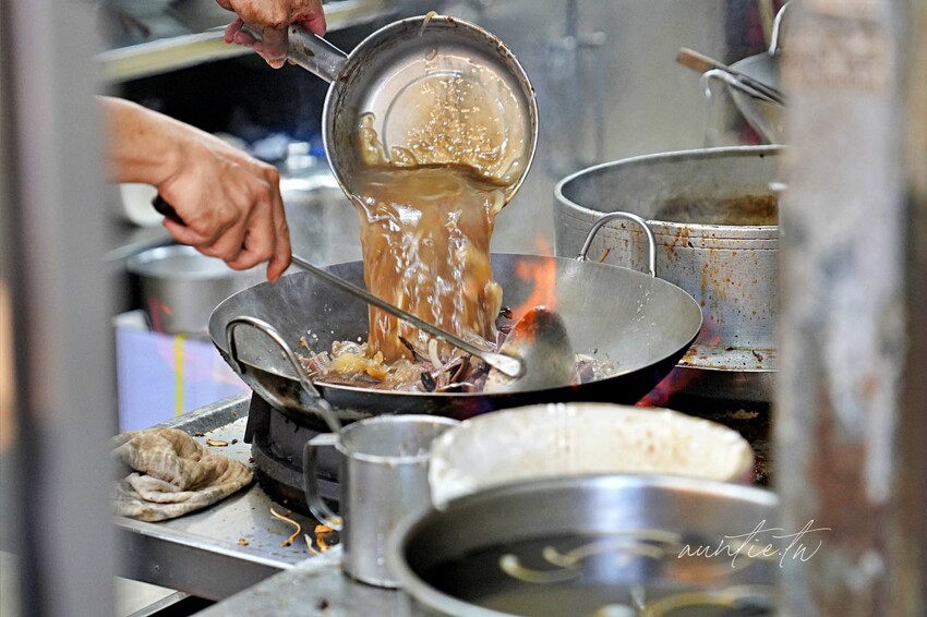 【台南】西區｜進福炒鱔魚專家，鑊氣超足大火炒鱔魚、超厚炒腰花，台南鱔魚意麵推薦