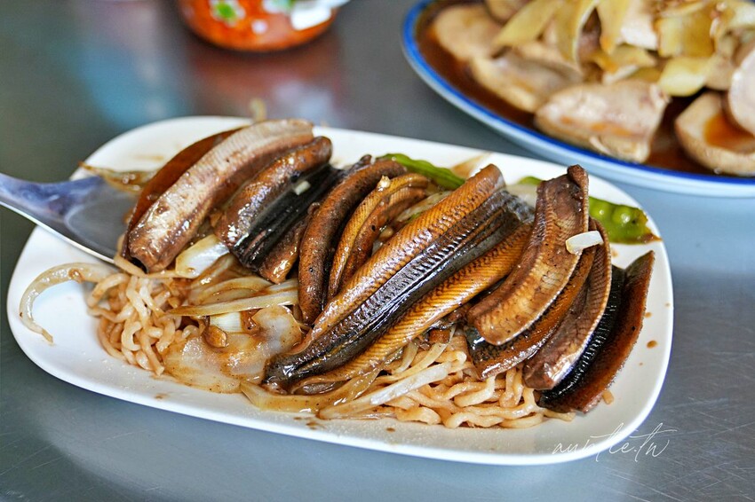 【台南】西區｜進福炒鱔魚專家，鑊氣超足大火炒鱔魚、超厚炒腰花，台南鱔魚意麵推薦