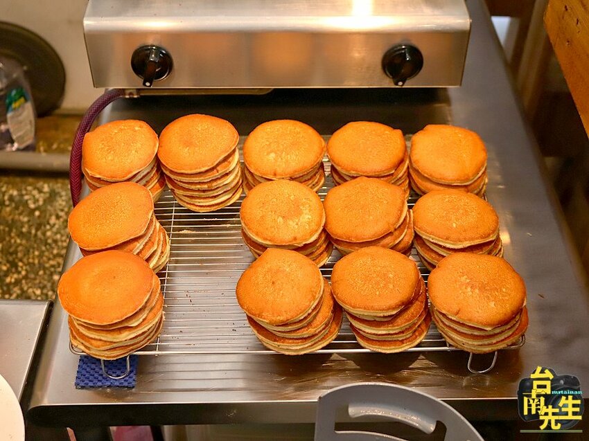 台南銅鑼燒／每日限量晚來買不到／當天備料現做／從行動單車賣到開店面／不含泡打粉、膨鬆劑、防腐劑／減糖製作吃得更健康