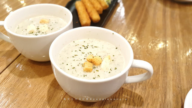 台北松江南京平價義大利麵-MM Cafe & Bar_佩吉王生活記事 台北松江南京平價義大利麵︱MM Cafe & Bar:美味蛤蜊義大利麵.無敵牽絲起司條.4.5分高CP值咖啡簡餐.包場.聚餐/四平商圈