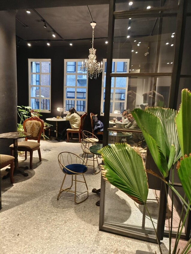 17627.jpg - 【台北.中山】赤峰街老宅獨立書店+咖啡館。浮光vs春秋咖啡館書店來杯熱拿鐵+甜點
