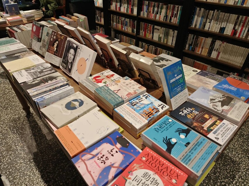 17634.jpg - 【台北.中山】赤峰街老宅獨立書店+咖啡館。浮光vs春秋咖啡館書店來杯熱拿鐵+甜點