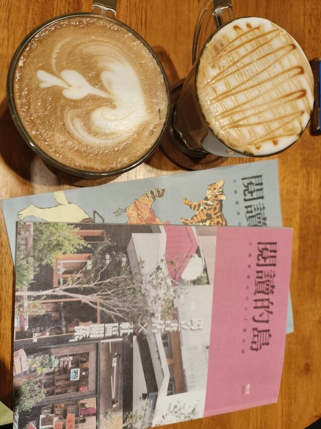 17446.jpg - 【台北.中山】赤峰街老宅獨立書店+咖啡館。浮光vs春秋咖啡館書店來杯熱拿鐵+甜點