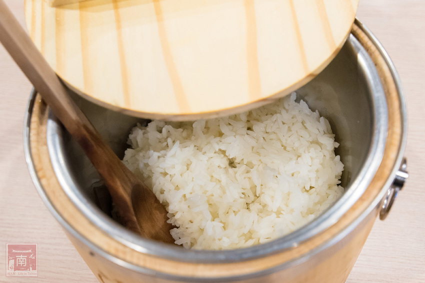 【臺南美食】首推泰式串燒|必點海鮮炒飯.炸豬皮等|泰式晚餐及消夜|永康小酌名店|泰式冰淇淋免費吃|臺南市立圖書館新總館晚餐.消夜~~泰式幽靈串燒-永康店 - 南人幫