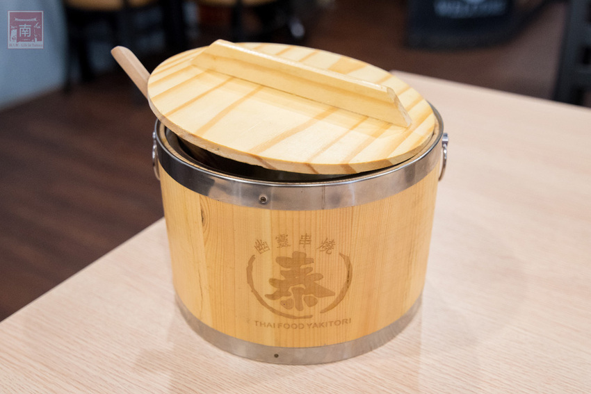 【臺南美食】首推泰式串燒|必點海鮮炒飯.炸豬皮等|泰式晚餐及消夜|永康小酌名店|泰式冰淇淋免費吃|臺南市立圖書館新總館晚餐.消夜~~泰式幽靈串燒-永康店 - 南人幫