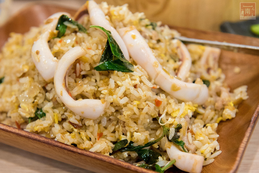 【臺南美食】首推泰式串燒|必點海鮮炒飯.炸豬皮等|泰式晚餐及消夜|永康小酌名店|泰式冰淇淋免費吃|臺南市立圖書館新總館晚餐.消夜~~泰式幽靈串燒-永康店 - 南人幫