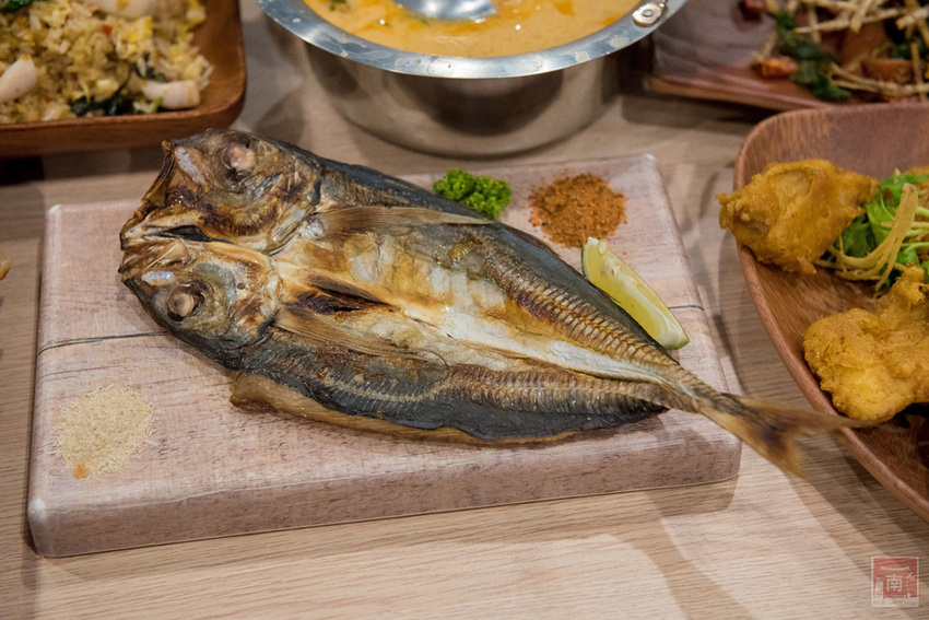 【臺南美食】首推泰式串燒|必點海鮮炒飯.炸豬皮等|泰式晚餐及消夜|永康小酌名店|泰式冰淇淋免費吃|臺南市立圖書館新總館晚餐.消夜~~泰式幽靈串燒-永康店 - 南人幫