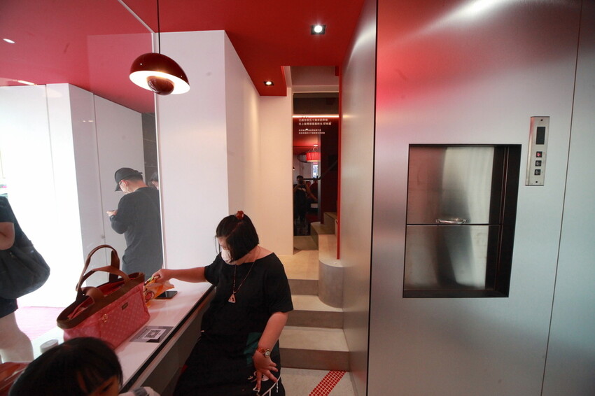 台南市中西區吃。台南市｜中西區。「 老唐牛肉麵」台南知名的老字號牛肉麵強勢回歸，試營運先天不足 後天失調，鹿希派發