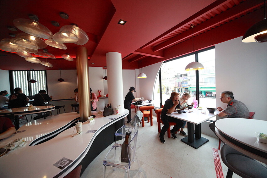 台南市中西區吃。台南市｜中西區。「 老唐牛肉麵」台南知名的老字號牛肉麵強勢回歸，試營運先天不足 後天失調，鹿希派發