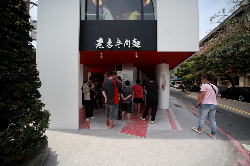 台南市中西區吃。台南市｜中西區。「 老唐牛肉麵」台南知名的老字號牛肉麵強勢回歸，試營運先天不足 後天失調，鹿希派發