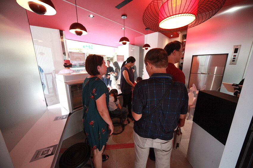 台南市中西區吃。台南市｜中西區。「 老唐牛肉麵」台南知名的老字號牛肉麵強勢回歸，試營運先天不足 後天失調，鹿希派發