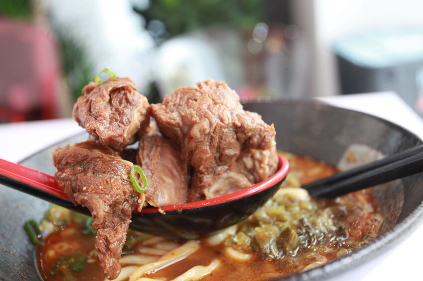 台南市中西區吃。台南市｜中西區。「 老唐牛肉麵」台南知名的老字號牛肉麵強勢回歸，試營運先天不足 後天失調，鹿希派發