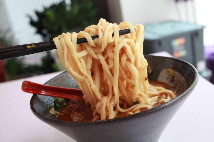 台南市中西區吃。台南市｜中西區。「 老唐牛肉麵」台南知名的老字號牛肉麵強勢回歸，試營運先天不足 後天失調，鹿希派發