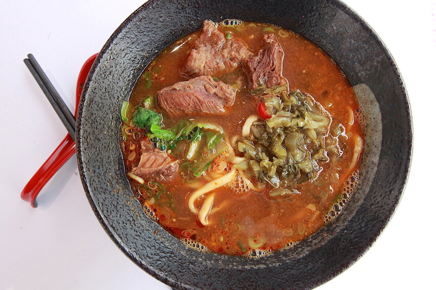 台南市中西區吃。台南市｜中西區。「 老唐牛肉麵」台南知名的老字號牛肉麵強勢回歸，試營運先天不足 後天失調，鹿希派發