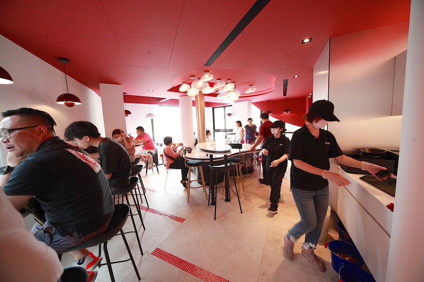 台南市中西區吃。台南市｜中西區。「 老唐牛肉麵」台南知名的老字號牛肉麵強勢回歸，試營運先天不足 後天失調，鹿希派發