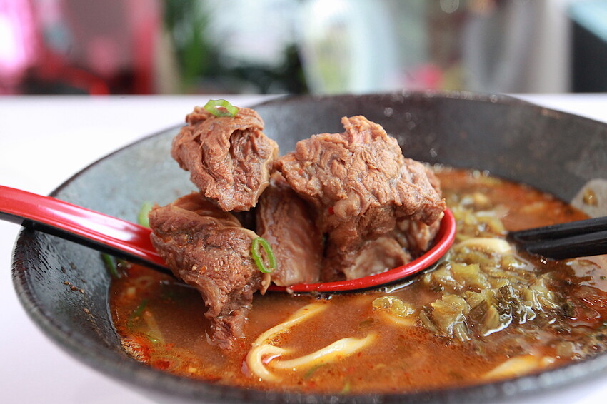 台南市中西區吃。台南市｜中西區。「 老唐牛肉麵」台南知名的老字號牛肉麵強勢回歸，試營運先天不足 後天失調，鹿希派發