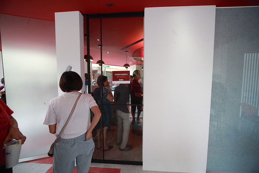 台南市中西區吃。台南市｜中西區。「 老唐牛肉麵」台南知名的老字號牛肉麵強勢回歸，試營運先天不足 後天失調，鹿希派發