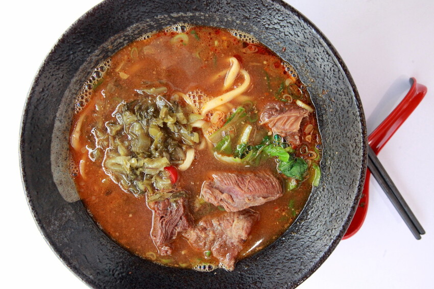 台南市中西區吃。台南市｜中西區。「 老唐牛肉麵」台南知名的老字號牛肉麵強勢回歸，試營運先天不足 後天失調，鹿希派發