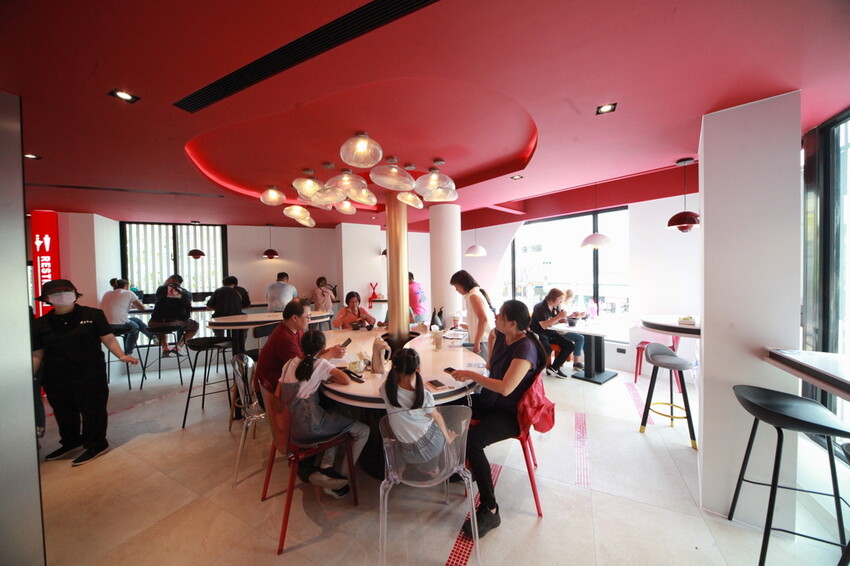 台南市中西區吃。台南市｜中西區。「 老唐牛肉麵」台南知名的老字號牛肉麵強勢回歸，試營運先天不足 後天失調，鹿希派發