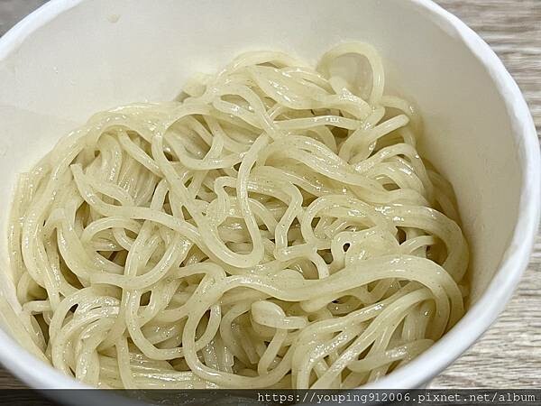 台北大安區|麺処田冶 台灣烏骨雞作為湯底的雞湯拉麵,小菜選項又多又好吃,而且中午用餐時間盡然不用等(附