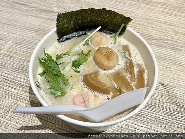台北大安區|麺処田冶 台灣烏骨雞作為湯底的雞湯拉麵,小菜選項又多又好吃,而且中午用餐時間盡然不用等(附