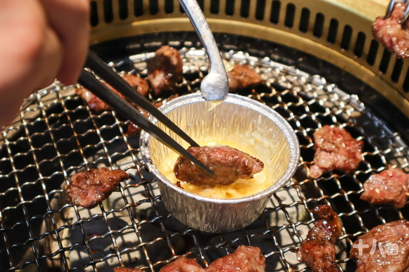 【新竹美食】火山岩燒肉竹北旗艦店｜印地安風主題特色燒肉、岩漿火鍋新品牌，肉品種類多樣化、海鮮肉品一次滿足！(2022/12/31前，出示此文章享95折、送風味雞頸肉)