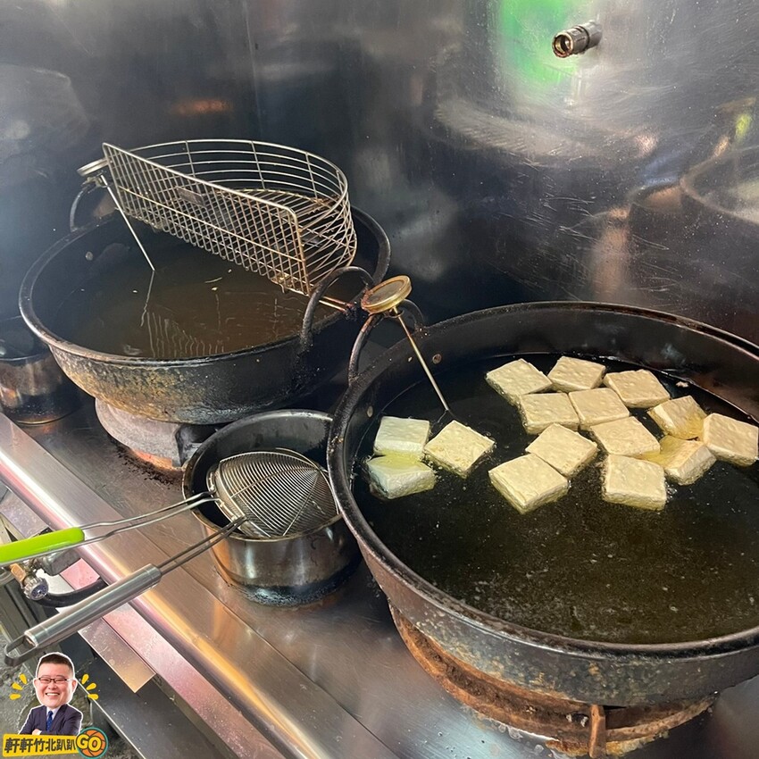 雙油鍋炸出又臭又酥脆的臭豆腐. 滿滿湯料的小腸豬血湯