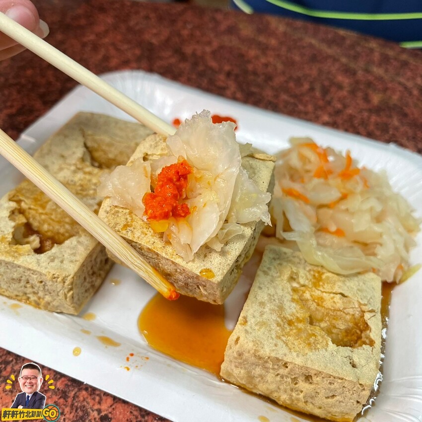 雙油鍋炸出又臭又酥脆的臭豆腐. 滿滿湯料的小腸豬血湯