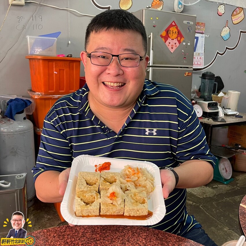 雙油鍋炸出又臭又酥脆的臭豆腐. 滿滿湯料的小腸豬血湯