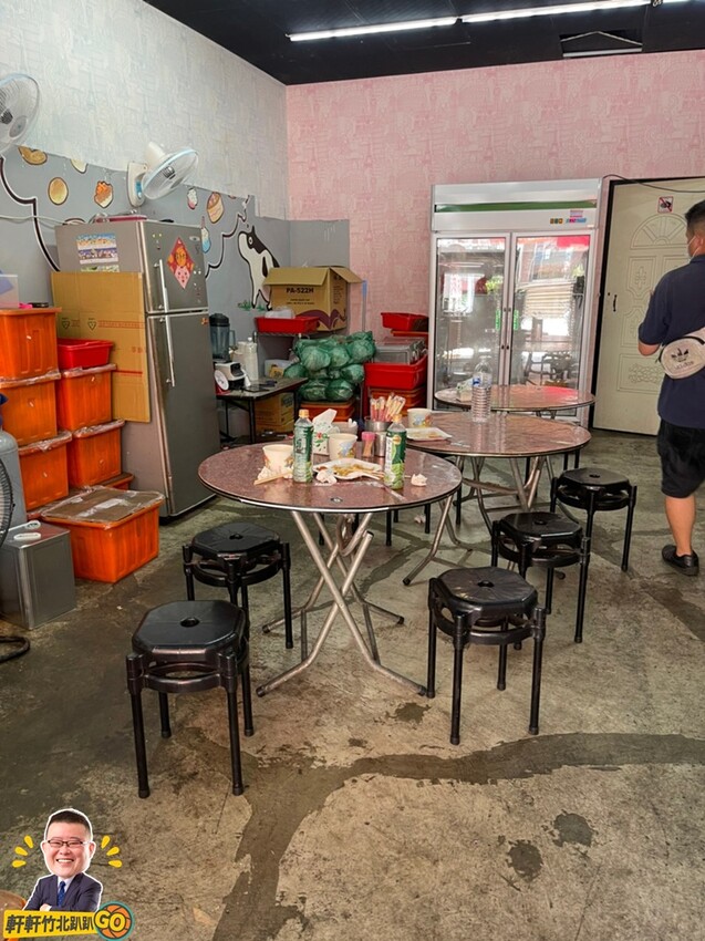 雙油鍋炸出又臭又酥脆的臭豆腐. 滿滿湯料的小腸豬血湯