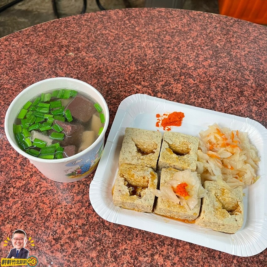 雙油鍋炸出又臭又酥脆的臭豆腐. 滿滿湯料的小腸豬血湯