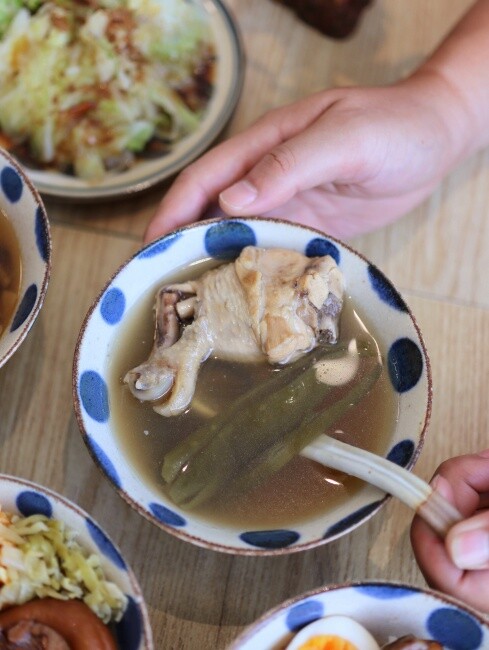 【台南食記】韓系超美質感雞湯店『屋裏的湯』銅板價小吃，創意鹹粿，養生藥膳湯品百元起，續加當歸養生湯免費喝到飽！