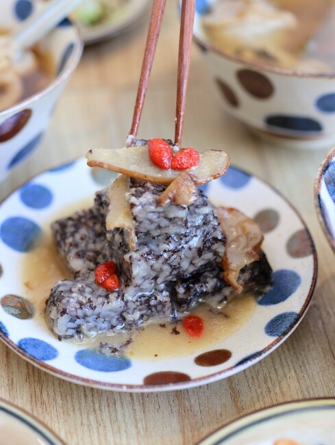 【台南食記】韓系超美質感雞湯店『屋裏的湯』銅板價小吃，創意鹹粿，養生藥膳湯品百元起，續加當歸養生湯免費喝到飽！