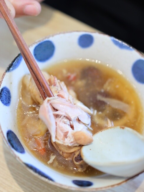 【台南食記】韓系超美質感雞湯店『屋裏的湯』銅板價小吃，創意鹹粿，養生藥膳湯品百元起，續加當歸養生湯免費喝到飽！